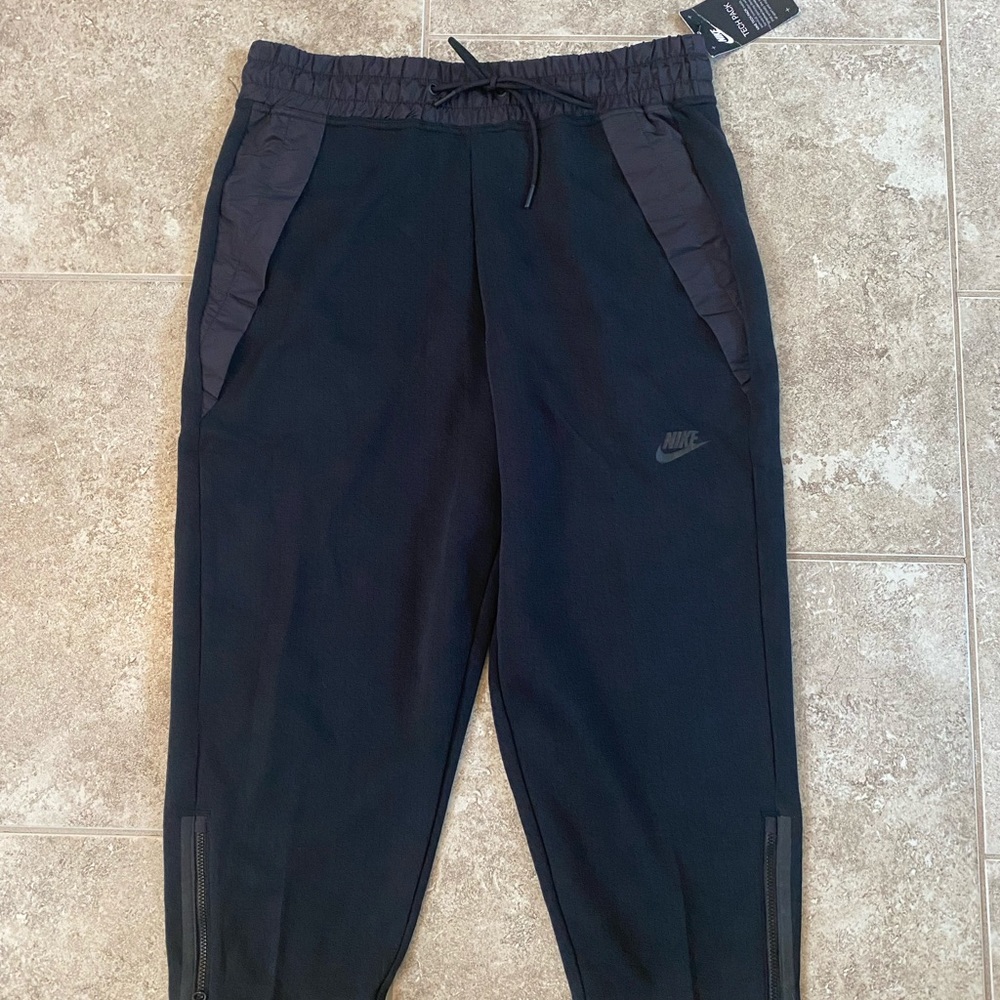 Nike Women’s Tech Pants Size Medium